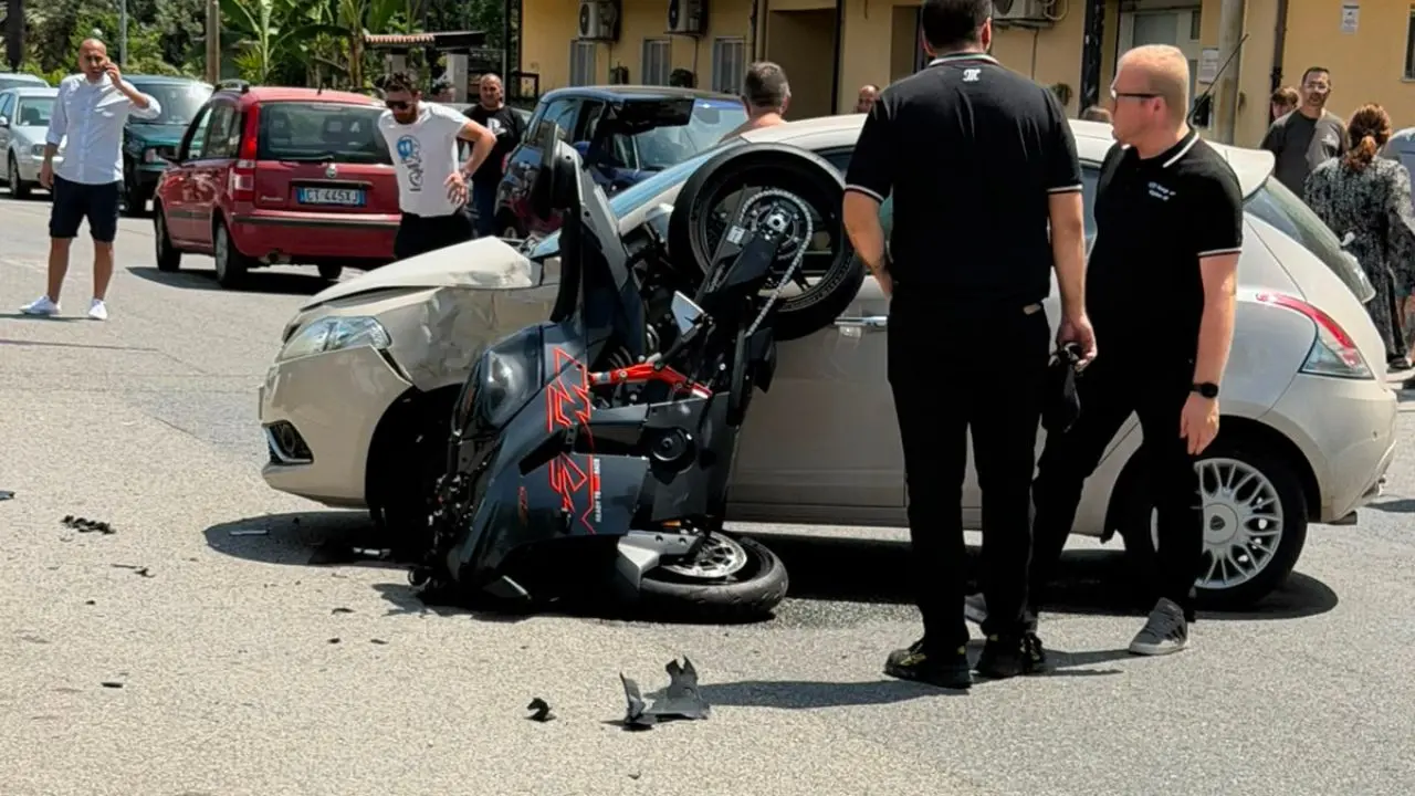 Scontro auto-moto a Nocera Terinese Marina: in gravi condizioni il centauro, si indaga sulla dinamica\n