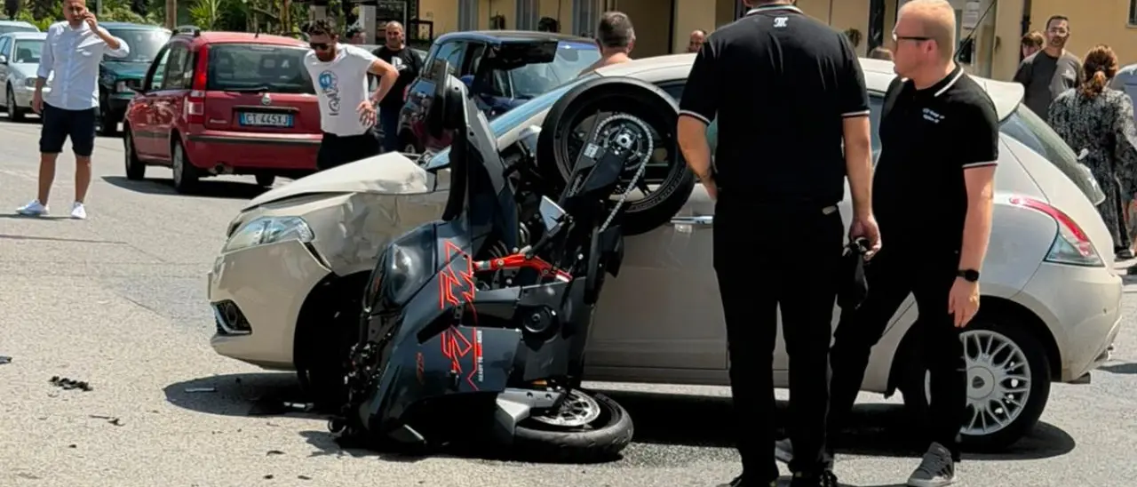Scontro auto-moto a Nocera Terinese Marina: nell’incidente muore un giovane, si indaga sulla dinamica\n