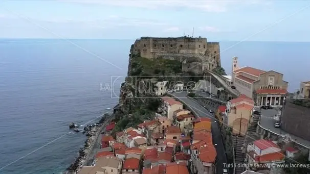 Scilla, il Comune replica sulle criticità a Chianalea: «Il borgo non è isolato, lavori necessari per la sicurezza»\n