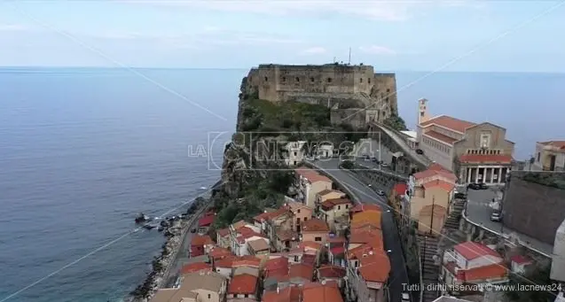Scilla, il Comune replica sulle criticità a Chianalea: «Il borgo non è isolato, lavori necessari per la sicurezza»\n