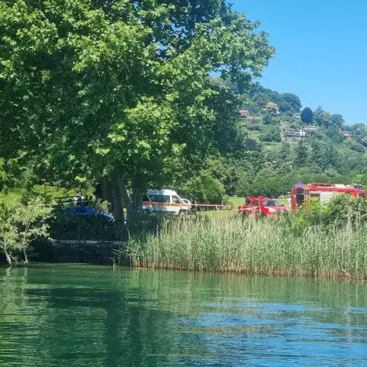 Elicottero precipita sul Lago Maggiore dopo il decollo: un morto e tre feriti\n