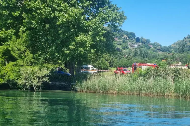 Elicottero precipita sul Lago Maggiore dopo il decollo: un morto e tre feriti\n