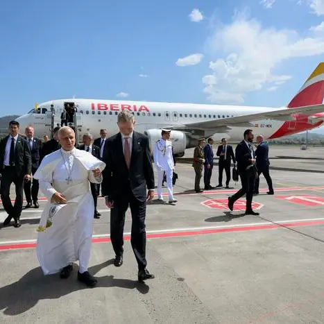 Problema tecnico sull'aereo del Papa, Leone attende nella sala Vip dell'aeroporto\n