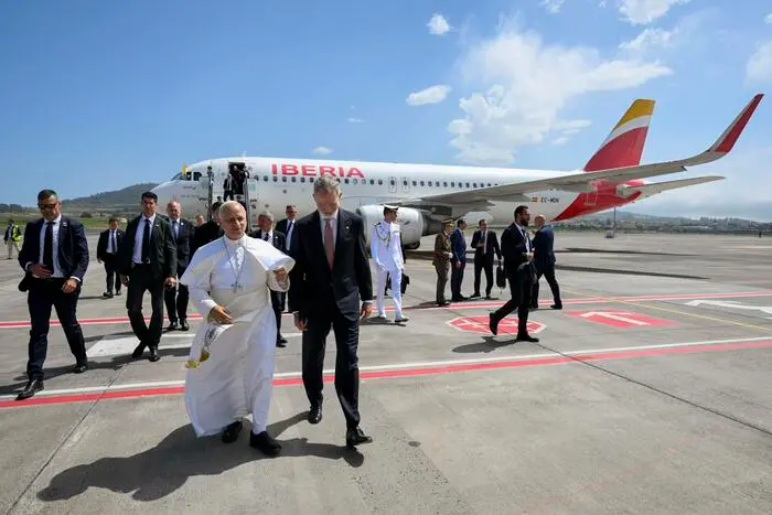 Problema tecnico sull'aereo del Papa, Leone attende nella sala Vip dell'aeroporto\n