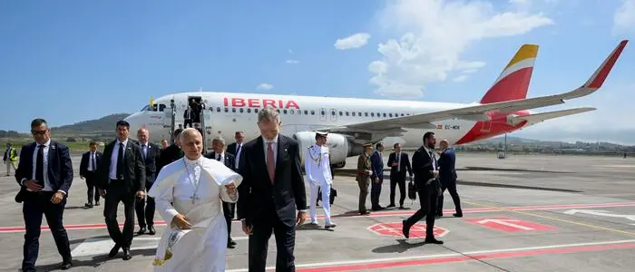 Problema tecnico sull'aereo del Papa, Leone attende nella sala Vip dell'aeroporto\n