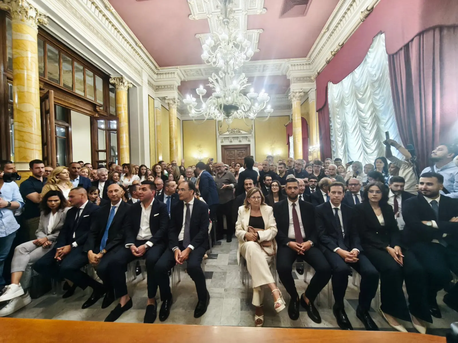 Palazzo San Giorgio accoglie i nuovi consiglieri eletti: al via una nuova stagione politica per Reggio\n