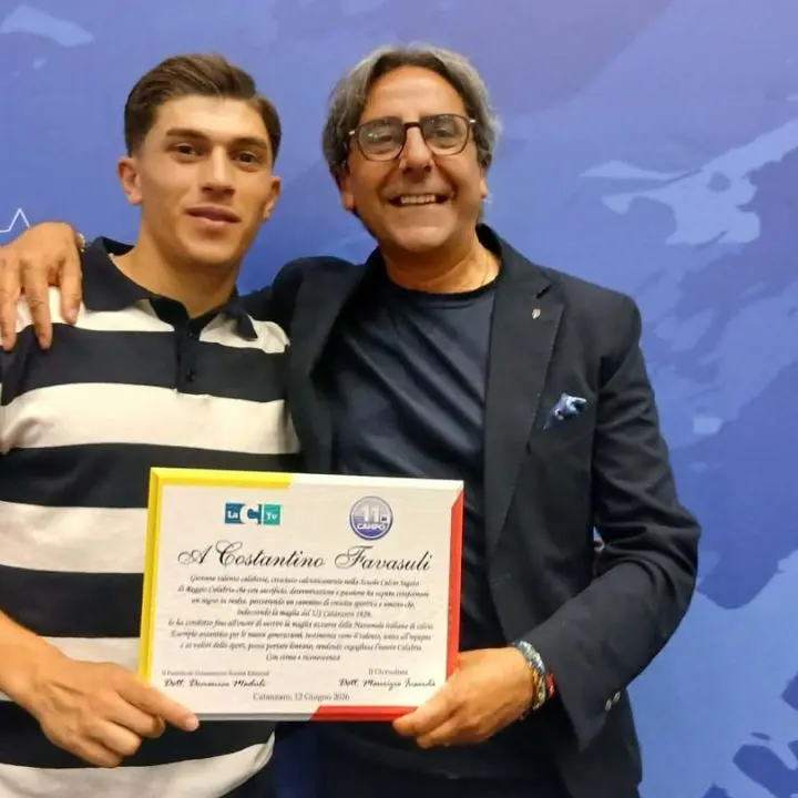 <p>Festa a Catanzaro per Favasuli, il talento calabrese premiato anche da LaC: «Esempio autentico per le nuove generazioni»</p>