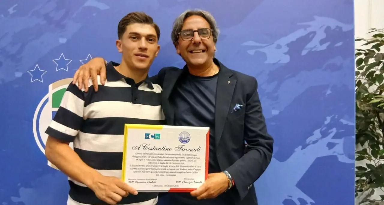 Festa a Catanzaro per Favasuli, il talento calabrese premiato anche da LaC: «Esempio autentico per le nuove generazioni»\n