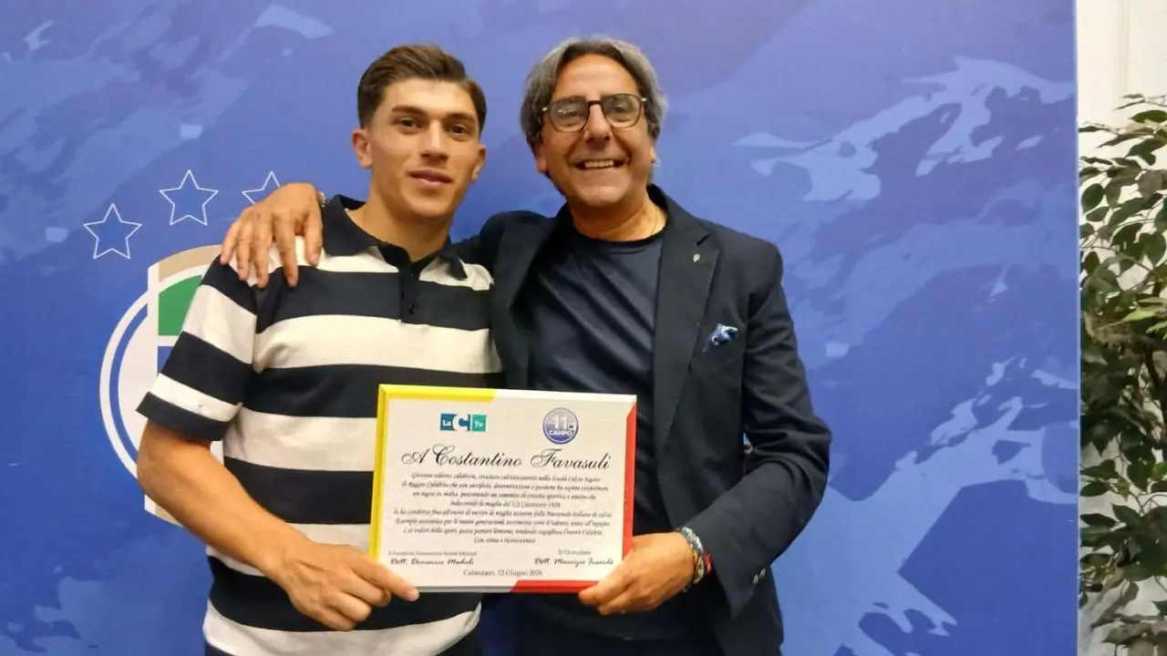 Festa a Catanzaro per Favasuli, il talento calabrese premiato anche da LaC: «Esempio autentico per le nuove generazioni»\n