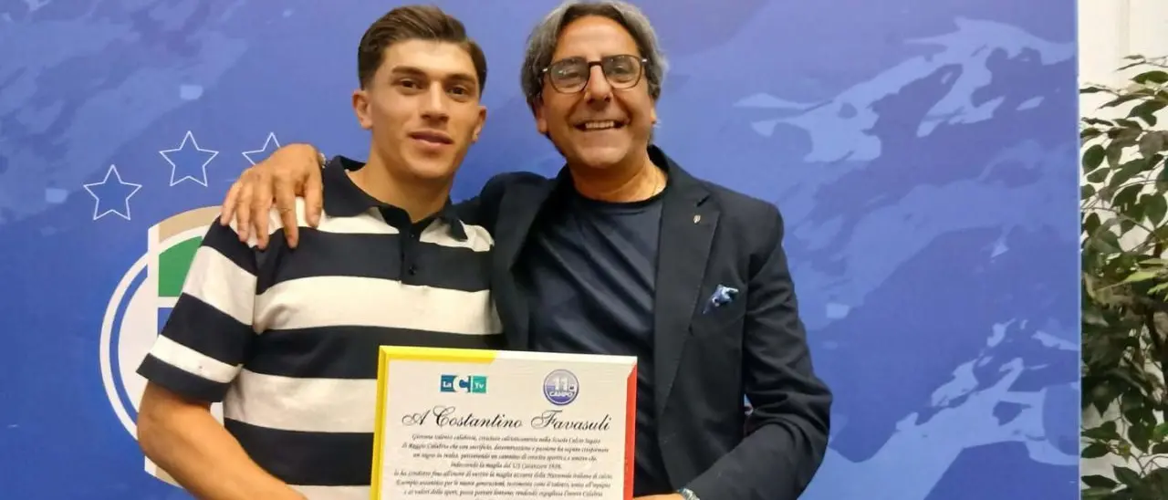 Festa a Catanzaro per Favasuli, il talento calabrese premiato anche da LaC: «Esempio autentico per le nuove generazioni»\n