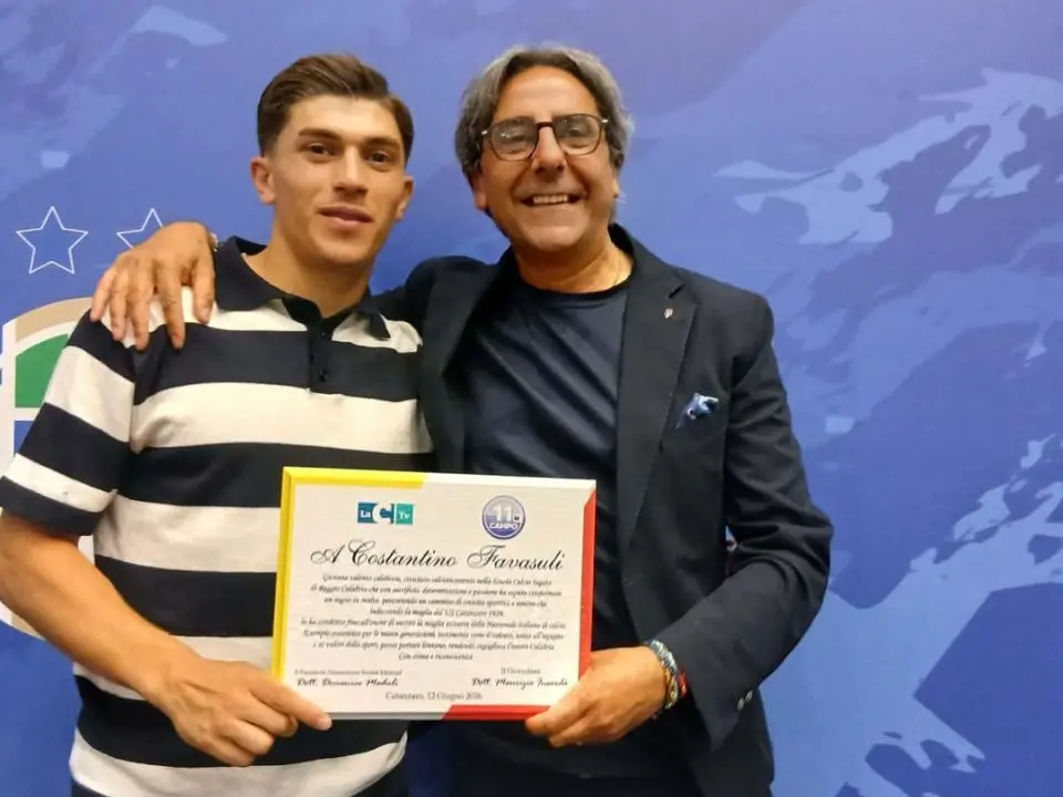 Festa a Catanzaro per Favasuli, il talento calabrese premiato anche da LaC: «Esempio autentico per le nuove generazioni»