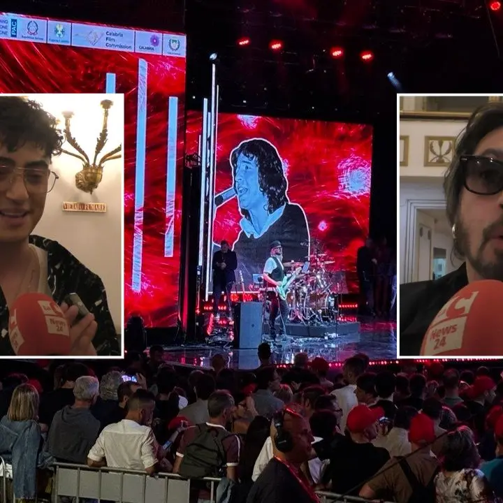 “Radio2Live –\u00A0Il cielo è sempre più blu” fa cantare Cosenza: ecco le voci dei protagonisti –\u00A0VIDEO\n