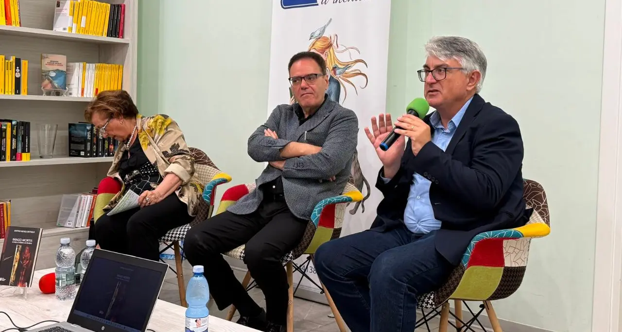 Presentato a Vibo il libro “Imago Mortis. Il Cristo di Holbein e la Sindone”: l'autore Battaglia tra riflessione filosofica e teologica\n