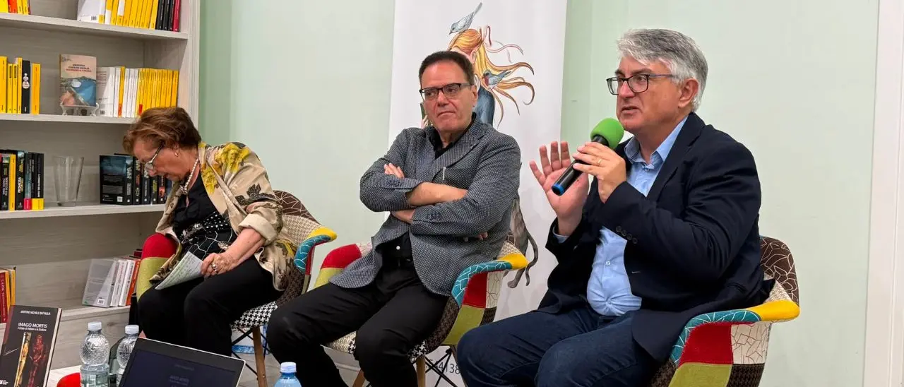 Presentato a Vibo il libro “Imago Mortis. Il Cristo di Holbein e la Sindone”: l'autore Battaglia tra riflessione filosofica e teologica\n