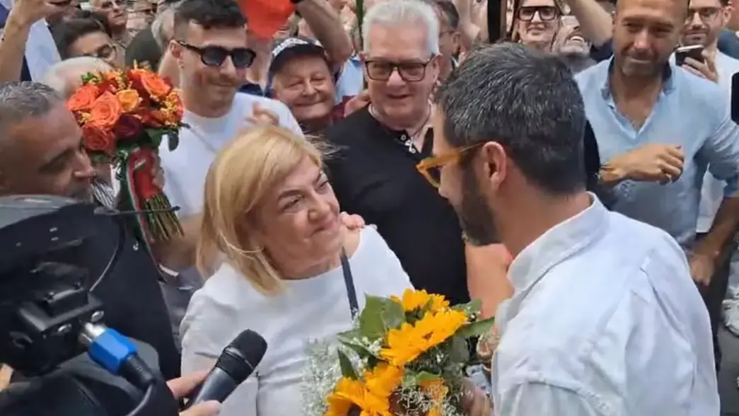 Rose e gentilezza, la politica ritrova lo stile: i gesti di Castrovillari e Cirò Marina valgono più di mille slogan\n