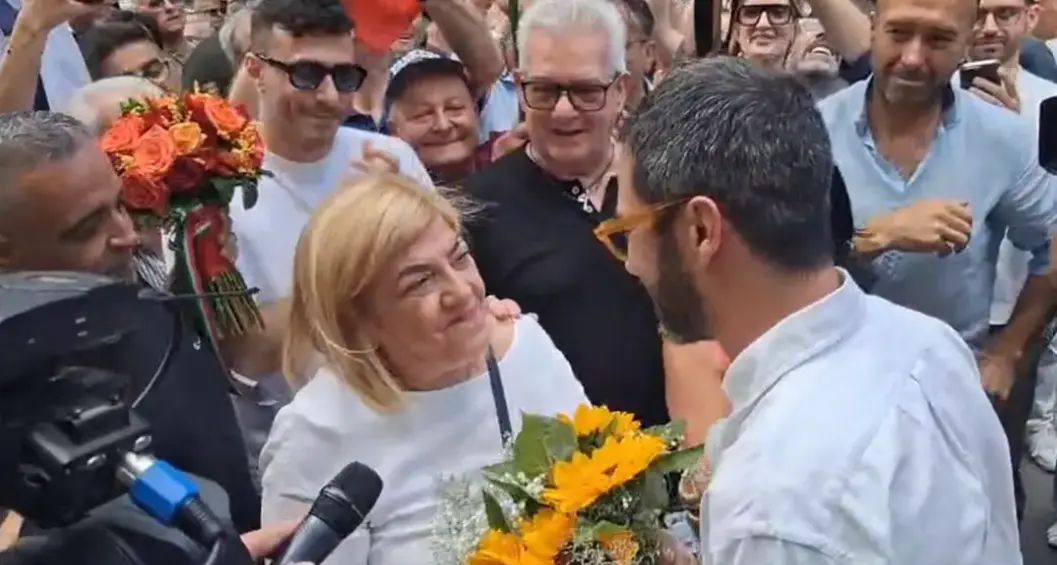 <p>La politica delle rose, i gesti di Castrovillari e Cirò Marina: quando il rispetto vale più di mille slogan</p>