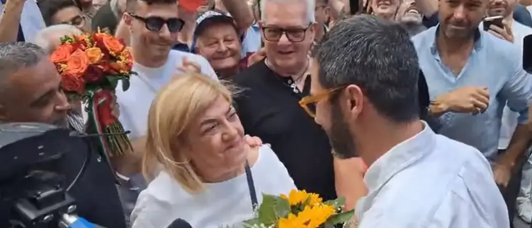 La politica delle rose, i gesti di Castrovillari e Cirò Marina: quando il rispetto vale più di mille slogan\n