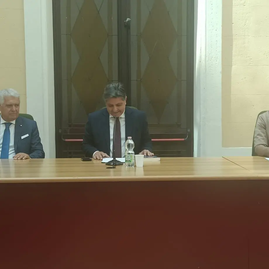 “Volevo solo Cantare”, Errigo racconta la melodia di una vita vissuta a cavallo tra sogni, carriera e fedeltà alla Repubblica