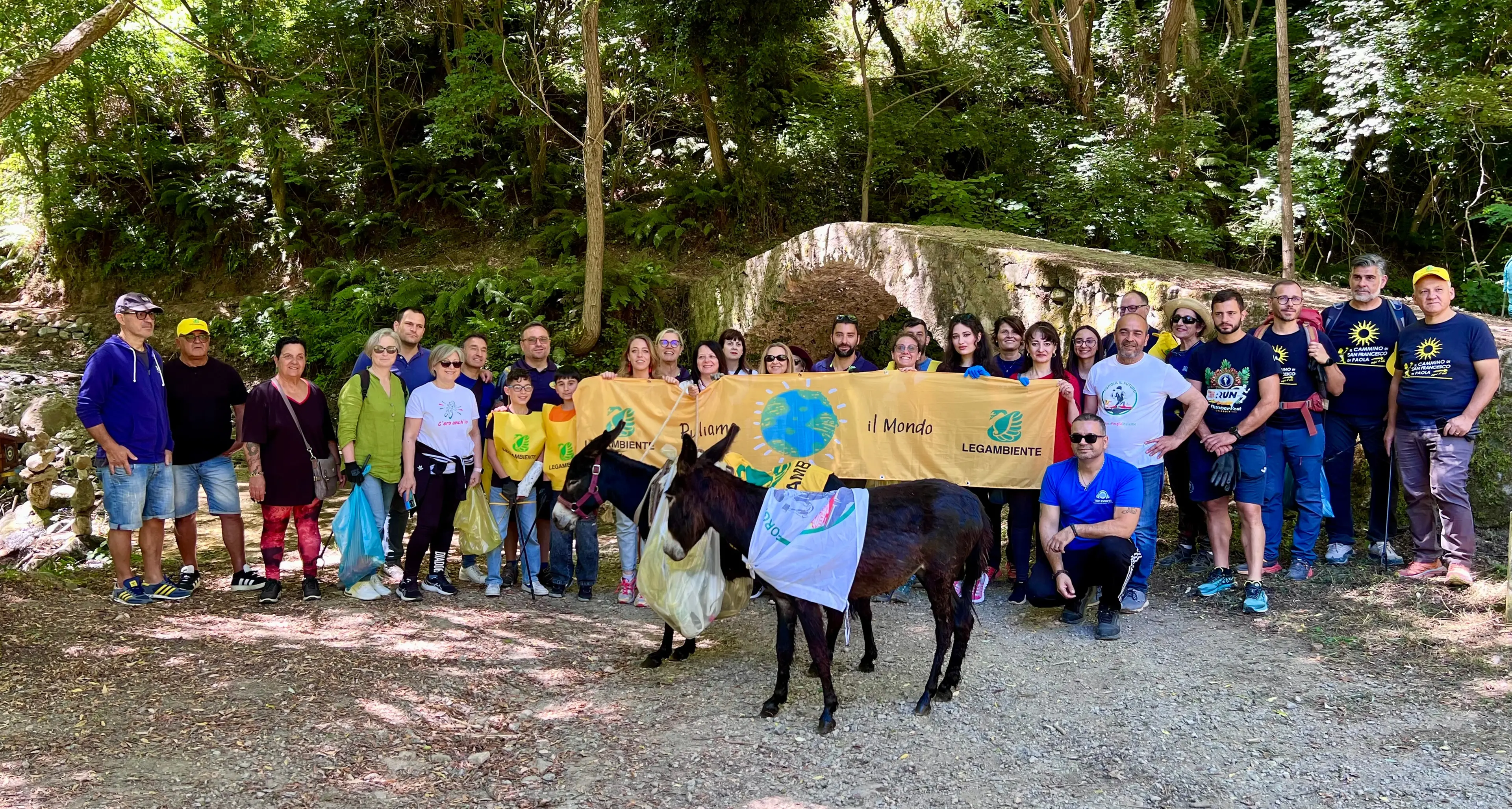 Volontari e pellegrini con due asinelli ripuliscono la Via dell’Eremita sul Cammino di San Francesco di Paola\n