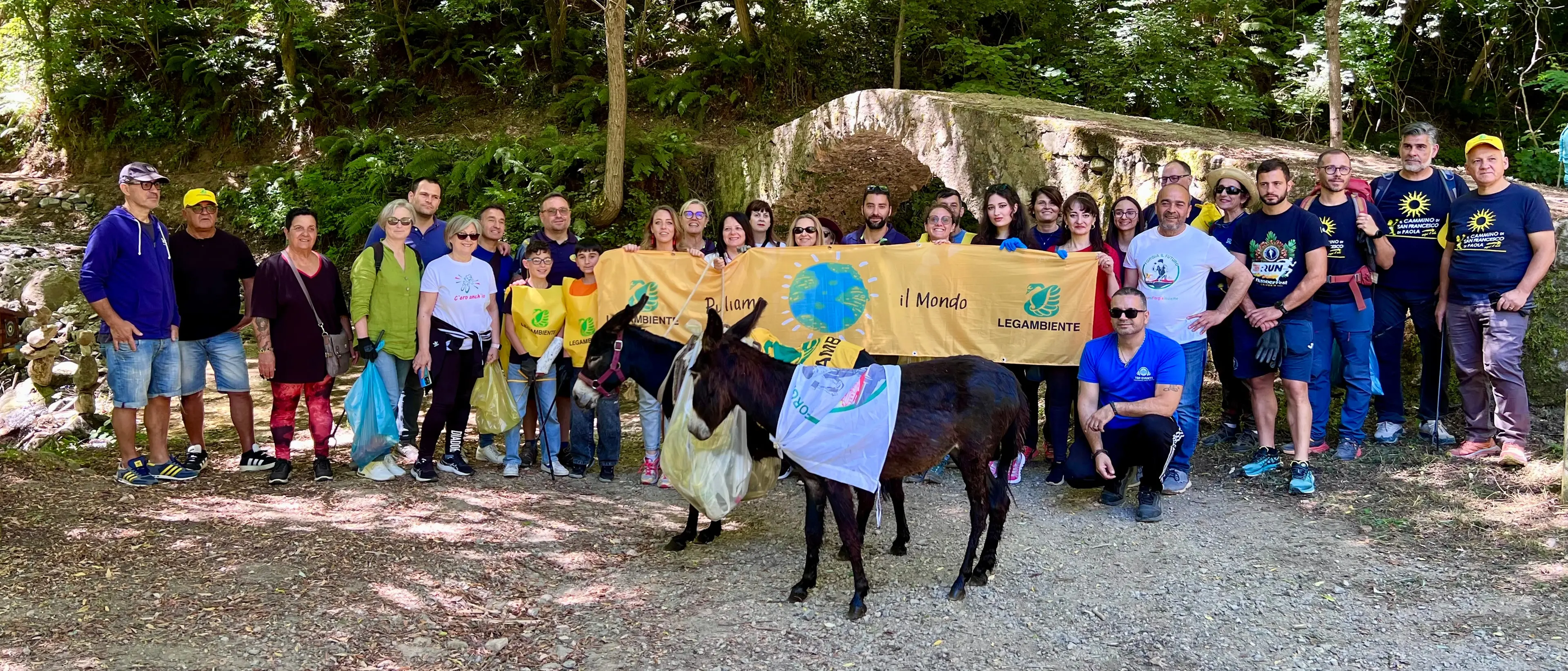 Volontari e pellegrini con due asinelli ripuliscono la Via dell’Eremita sul Cammino di San Francesco di Paola\n