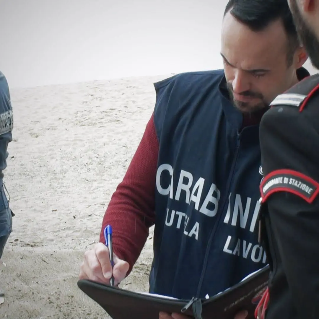 Ricadi, carabinieri in spiaggia a Grotticelle: denunciate tre persone e sequestrate attrezzature balneari\n