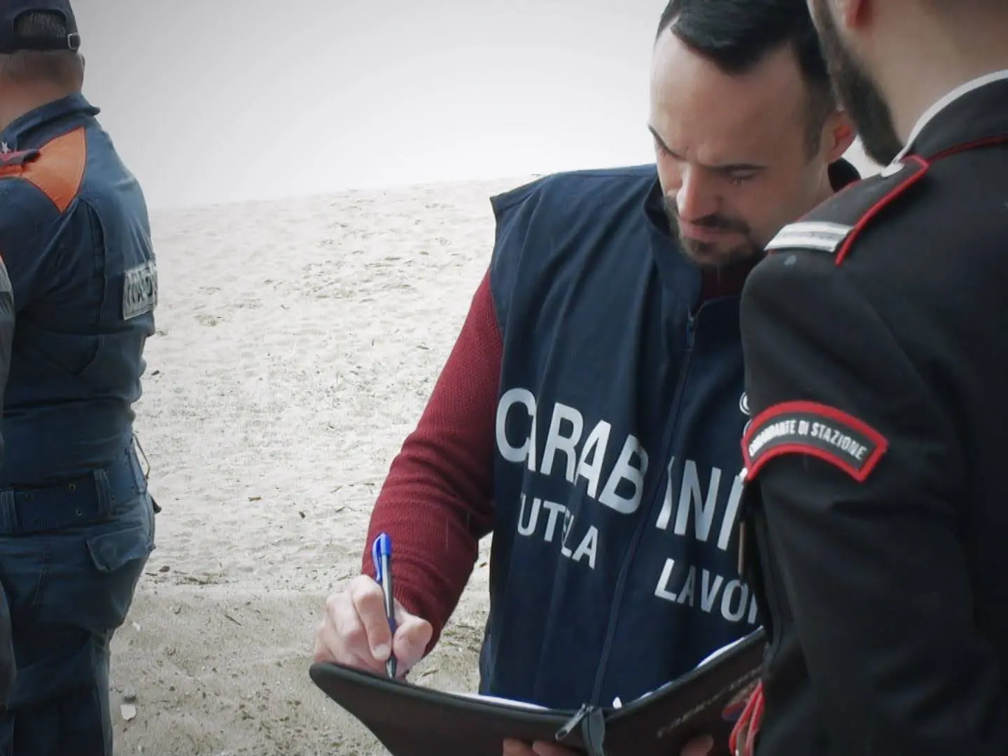 Ricadi, carabinieri in spiaggia a Grotticelle: denunciate tre persone e sequestrate attrezzature balneari