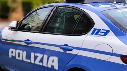 <p>Cittadino irregolare<span style=\"color:hsl(0, 75%, 60%);\"> bloccato dalle volanti</span> intento ad intimidire gli abitanti di un condominio di Catanzaro</p>
