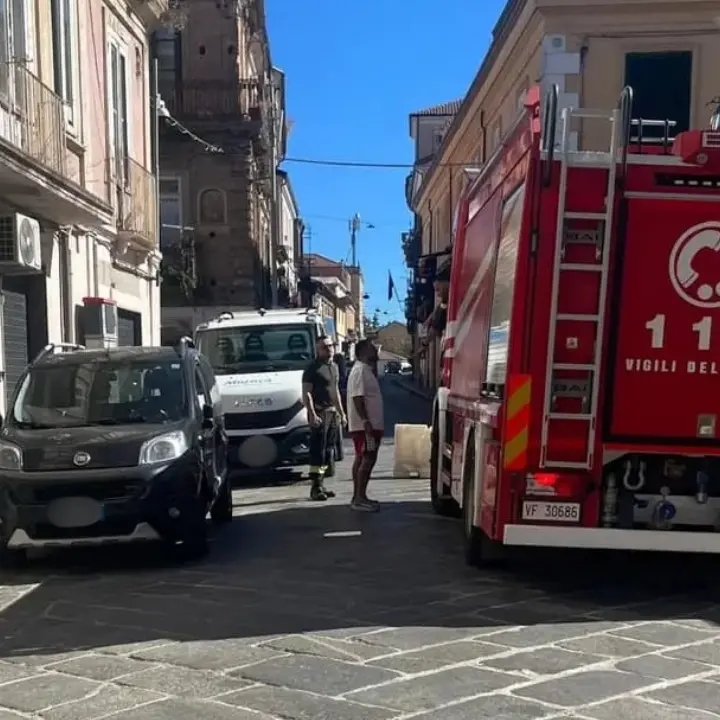 Vibo ancora senz’acqua, arriva l’autobotte dei pompieri. Colelli: «Problema complesso, abbiamo chiesto aiuto alla Regione»\u00A0\n