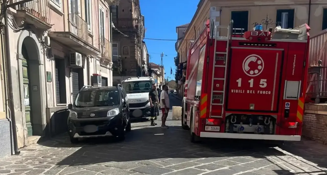 <p>Vibo <span style=\"color:hsl(0, 75%, 60%);\">ancora senz'acqua</span>, arriva l’autobotte dei pompieri. Colelli: «Problema complesso, abbiamo chiesto aiuto alla Regione» </p>