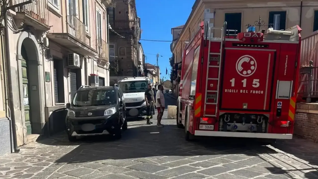 Vibo ancora senz’acqua, arriva l’autobotte dei pompieri. Colelli: «Problema complesso, abbiamo chiesto aiuto alla Regione»\u00A0\n