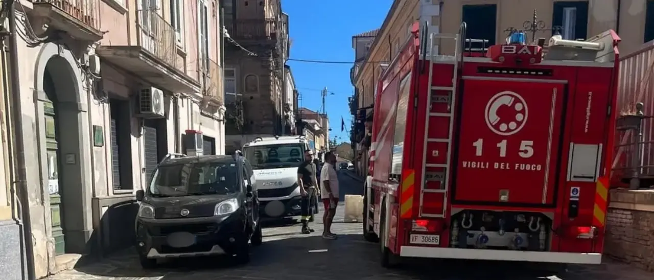 Vibo ancora senz’acqua, arriva l’autobotte dei pompieri. Colelli: «Problema complesso, abbiamo chiesto aiuto alla Regione»\u00A0\n