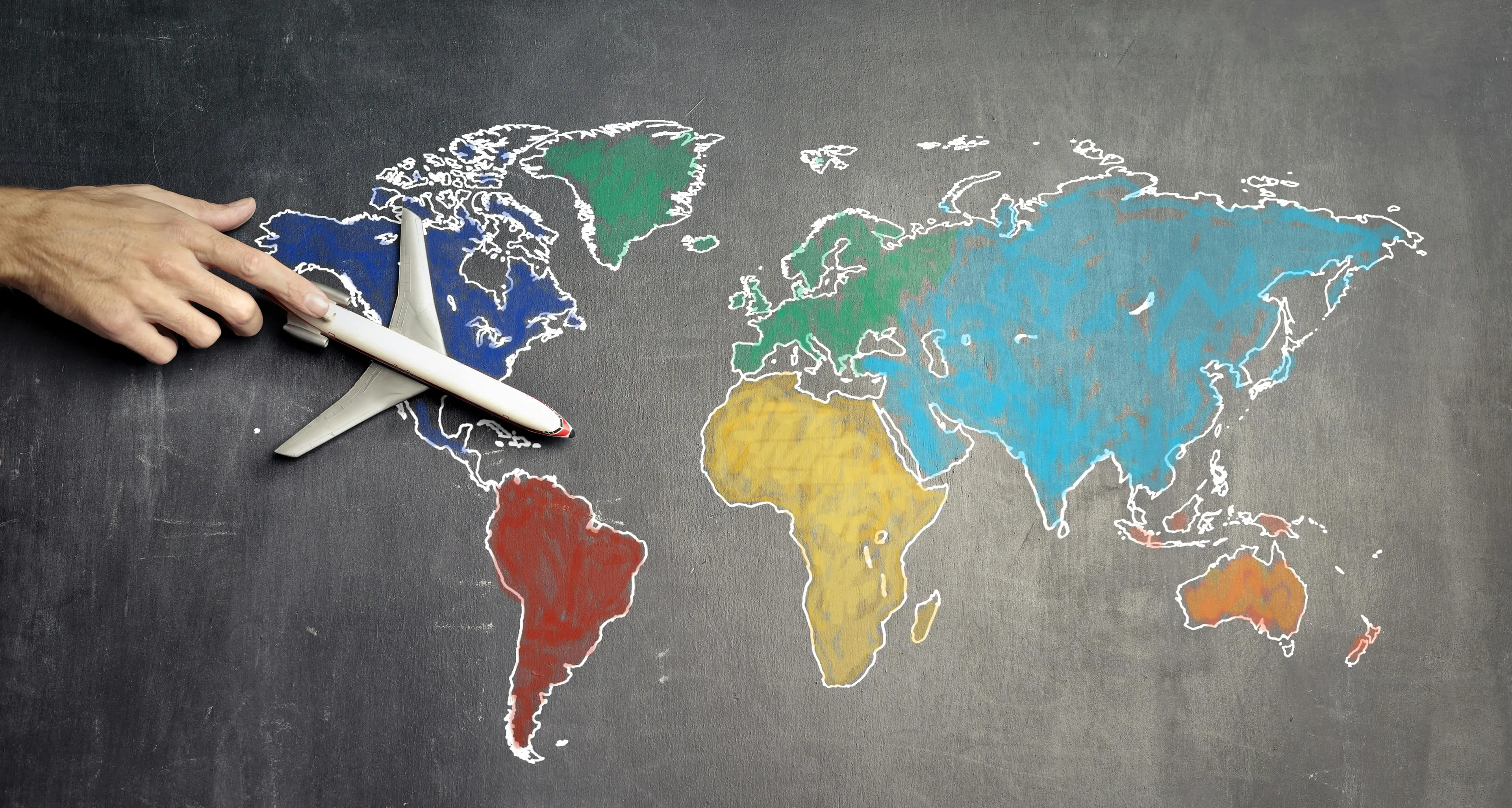 Vacanze estate 2026, l’effetto della crisi in Medio Oriente: prezzi alle stelle in Italia, crollano i voli per Grecia e Maldive\n