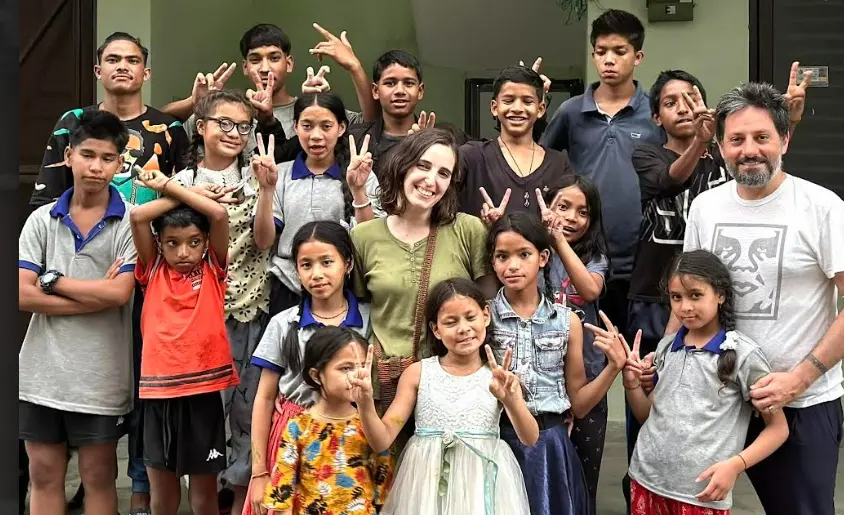 Dal cuore della Calabria alle montagne del Nepal per aiutare i bambini: «Lì bastano 10 euro per cambiare le cose»\n
