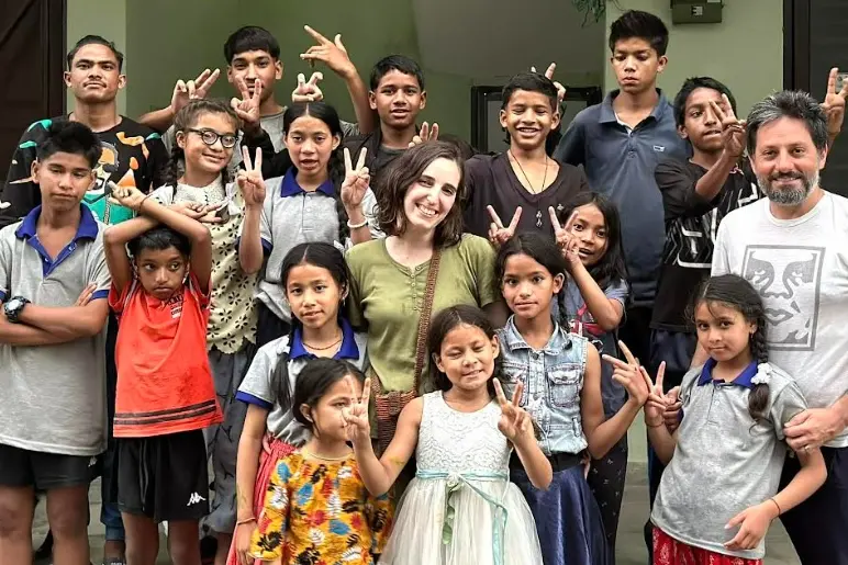 Dal cuore della Calabria alle montagne del Nepal per aiutare i bambini: «Lì bastano 10 euro per cambiare le cose»\n