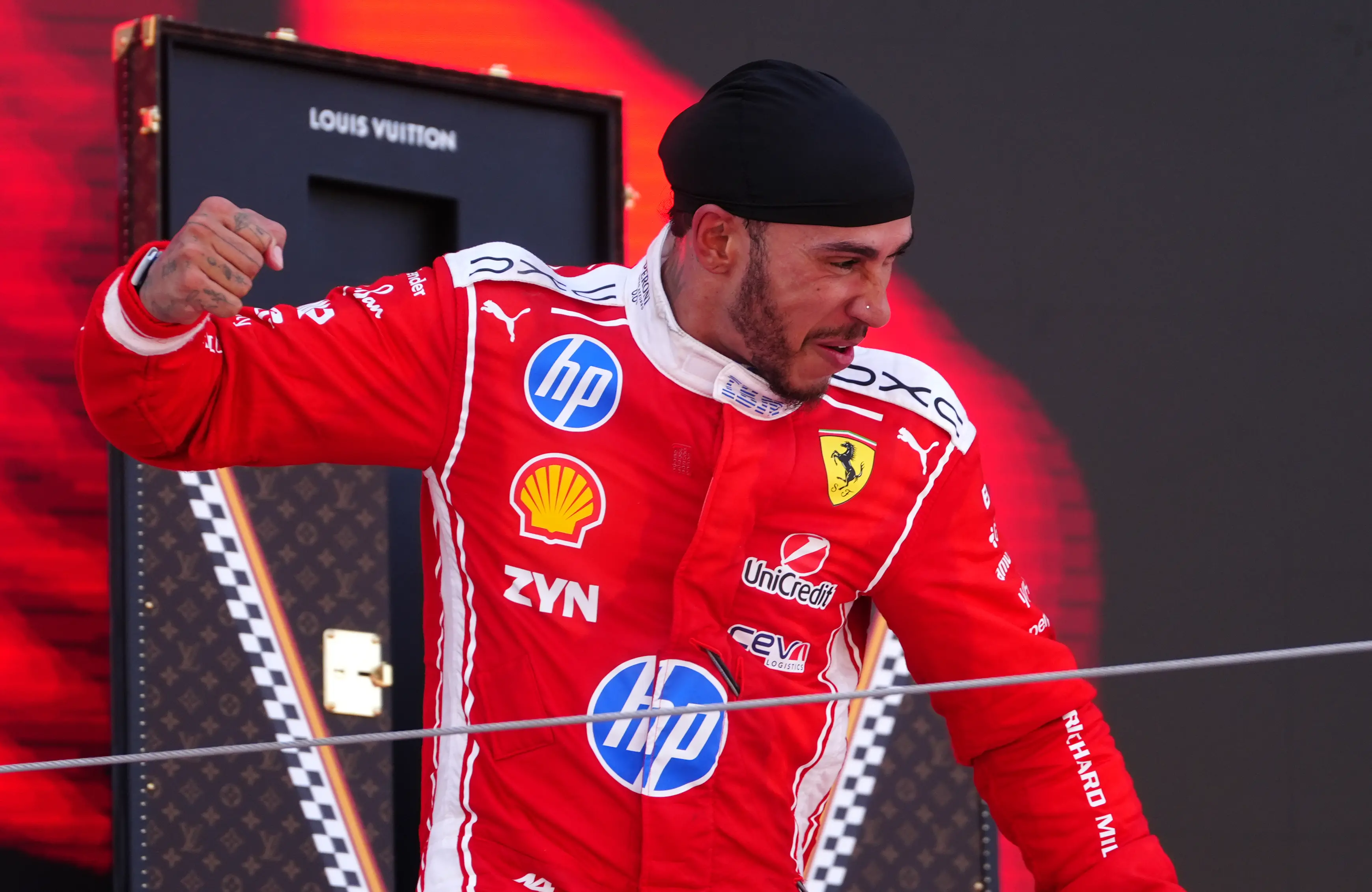 Hamilton trionfa a Barcellona: prima storica vittoria con la Ferrari, finisce l’attesa della Rossa\n