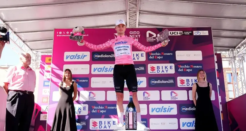 <p>Giro d'Italia Next Gen, Kasper Haugland vince<span style=\"color:hsl(0, 75%, 60%);\"> la prima</span> (calda) tappa calabrese con l'arrivo a Vibo </p>
