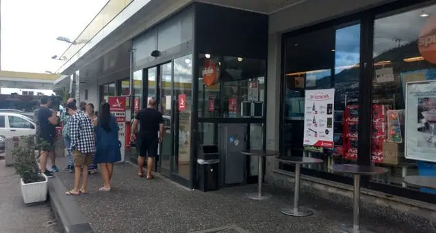 Bambina dimenticata in autogrill sull’A2 e soccorsa dalla Polstrada: la famiglia era diretta in Calabria\n