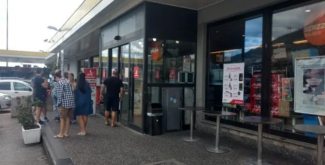 Bambina dimenticata in autogrill sull’A2 e soccorsa dalla Polstrada: la famiglia era diretta in Calabria\n