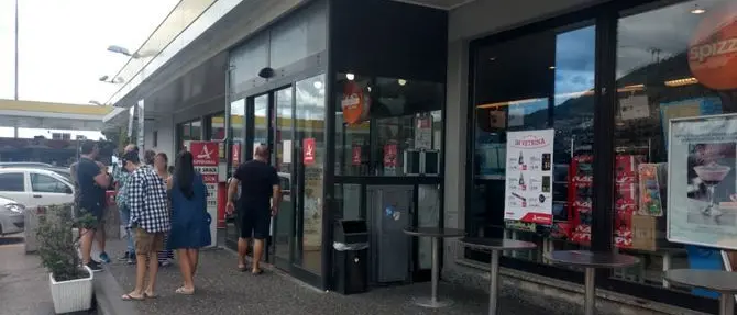 Bambina dimenticata in autogrill sull’A2 e soccorsa dalla Polstrada: la famiglia era diretta in Calabria\n