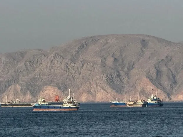 Accordo Usa-Iran, svolta sullo Stretto di Hormuz: crollano i prezzi del petrolio