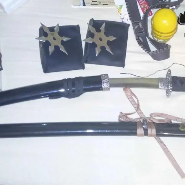 <p>Maltratta i genitori, arrestato un uomo nel crotonese: trovato in casa con due katane e tre shuriken</p>