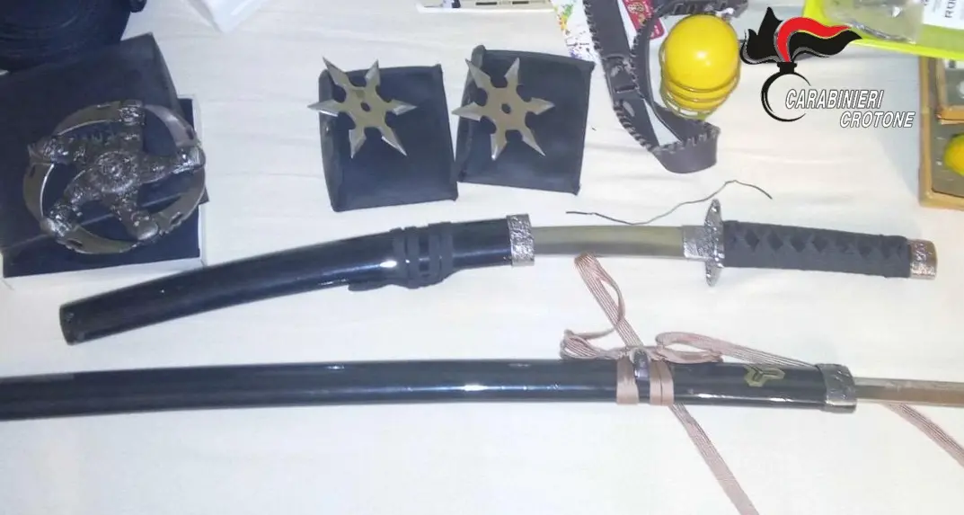 Maltratta i genitori per problemi di denaro, arrestato un uomo nel crotonese: trovato in casa con due katane e tre shuriken\n