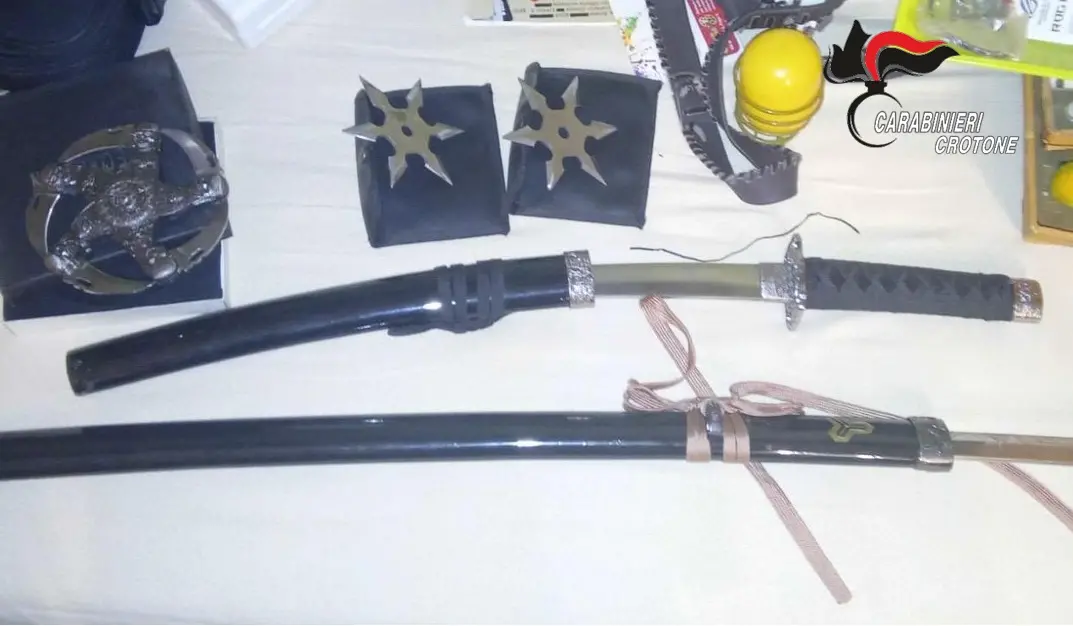 Maltratta i genitori per problemi di denaro, arrestato un uomo nel crotonese: trovato in casa con due katane e tre shuriken\n