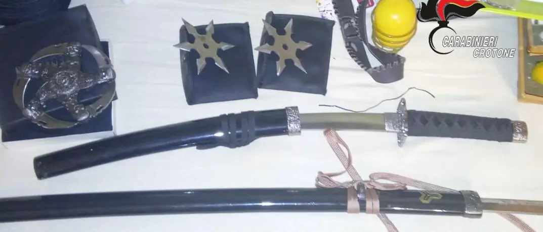 Maltratta i genitori per problemi di denaro, arrestato un uomo nel crotonese: trovato in casa con due katane e tre shuriken\n