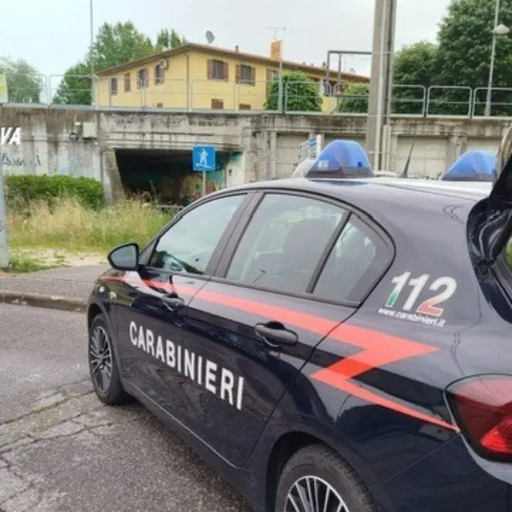 Sesso in pieno centro, testimoni mandano video a carabinieri: coppia denunciata\n