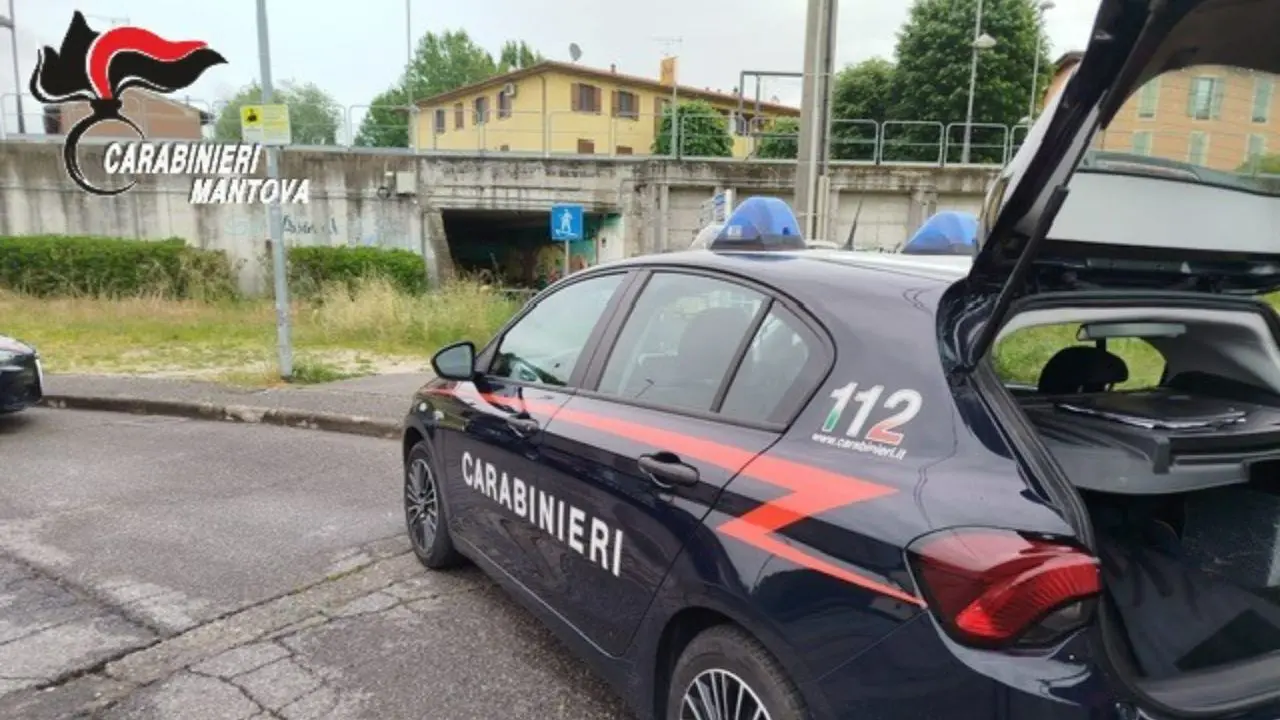 Sesso in pieno centro, testimoni mandano video a carabinieri: coppia denunciata\n