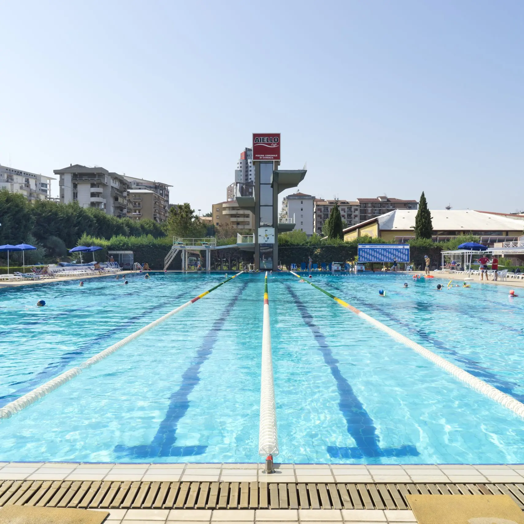 Cosenza, i genitori dei giovani atleti agonistici: «Scongiurare il declino della piscina comunale»