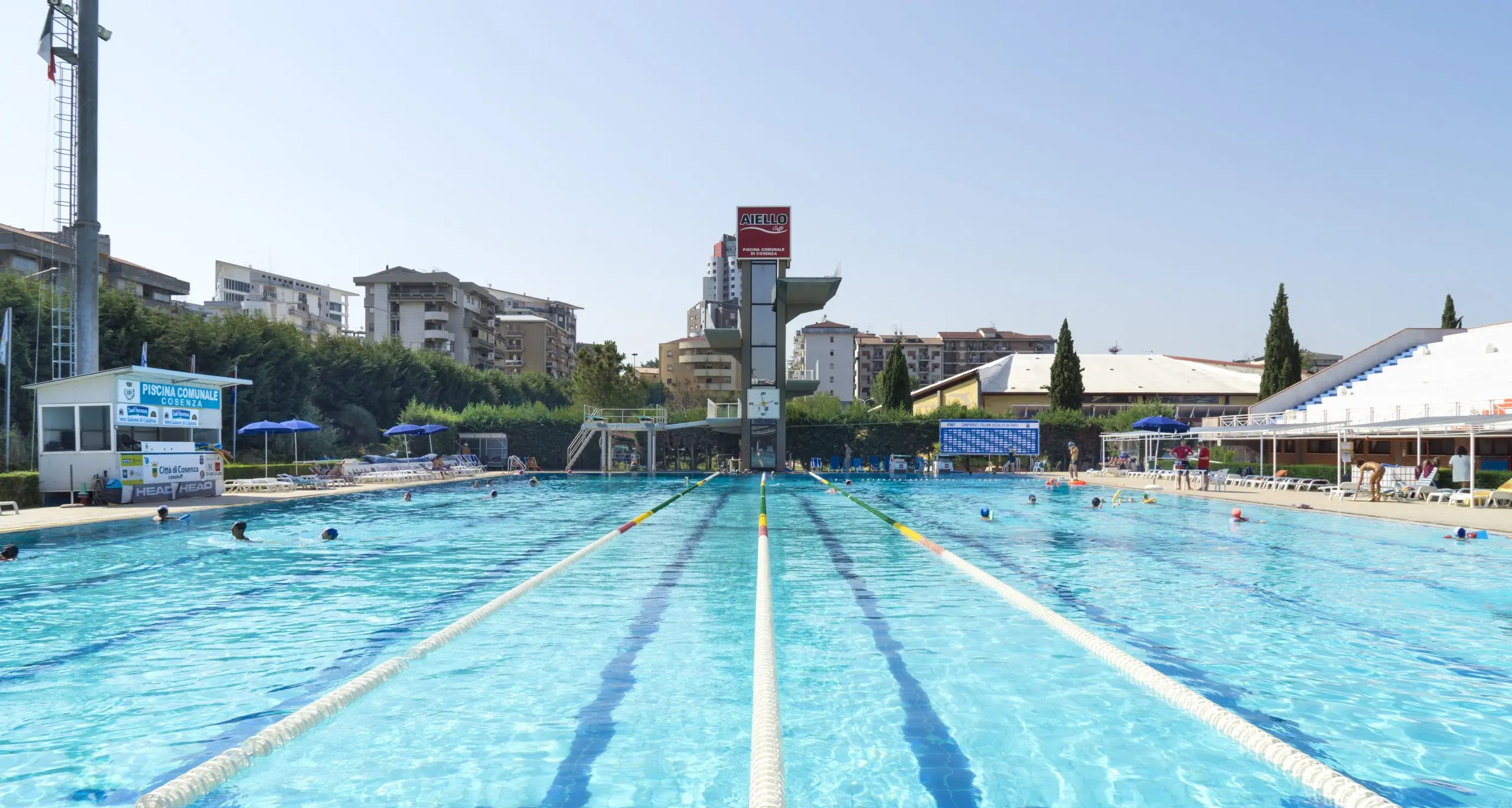 Cosenza, i genitori dei giovani atleti agonistici: «Scongiurare il declino della piscina comunale»