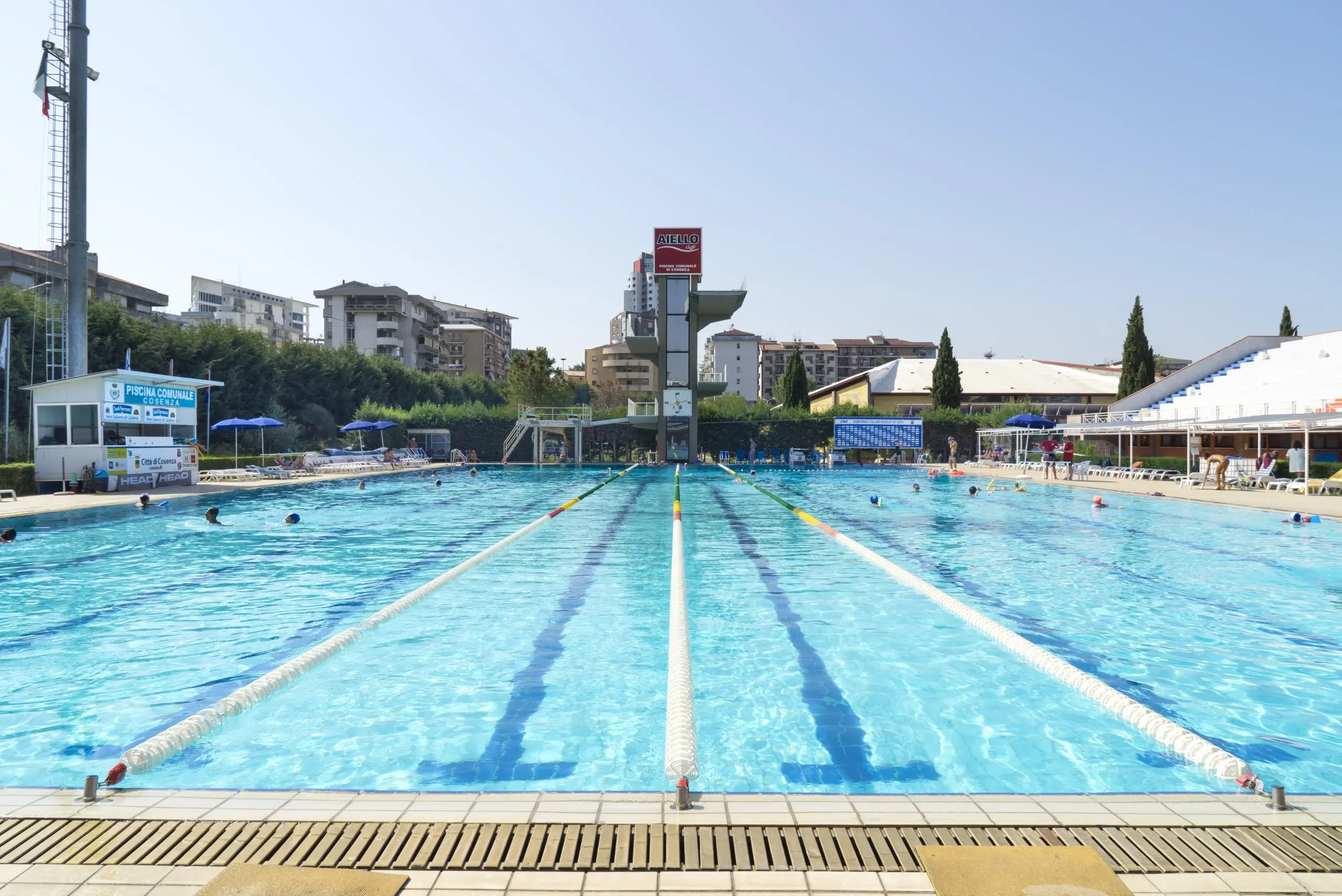 Cosenza, i genitori dei giovani atleti agonistici: «Scongiurare il declino della piscina comunale»