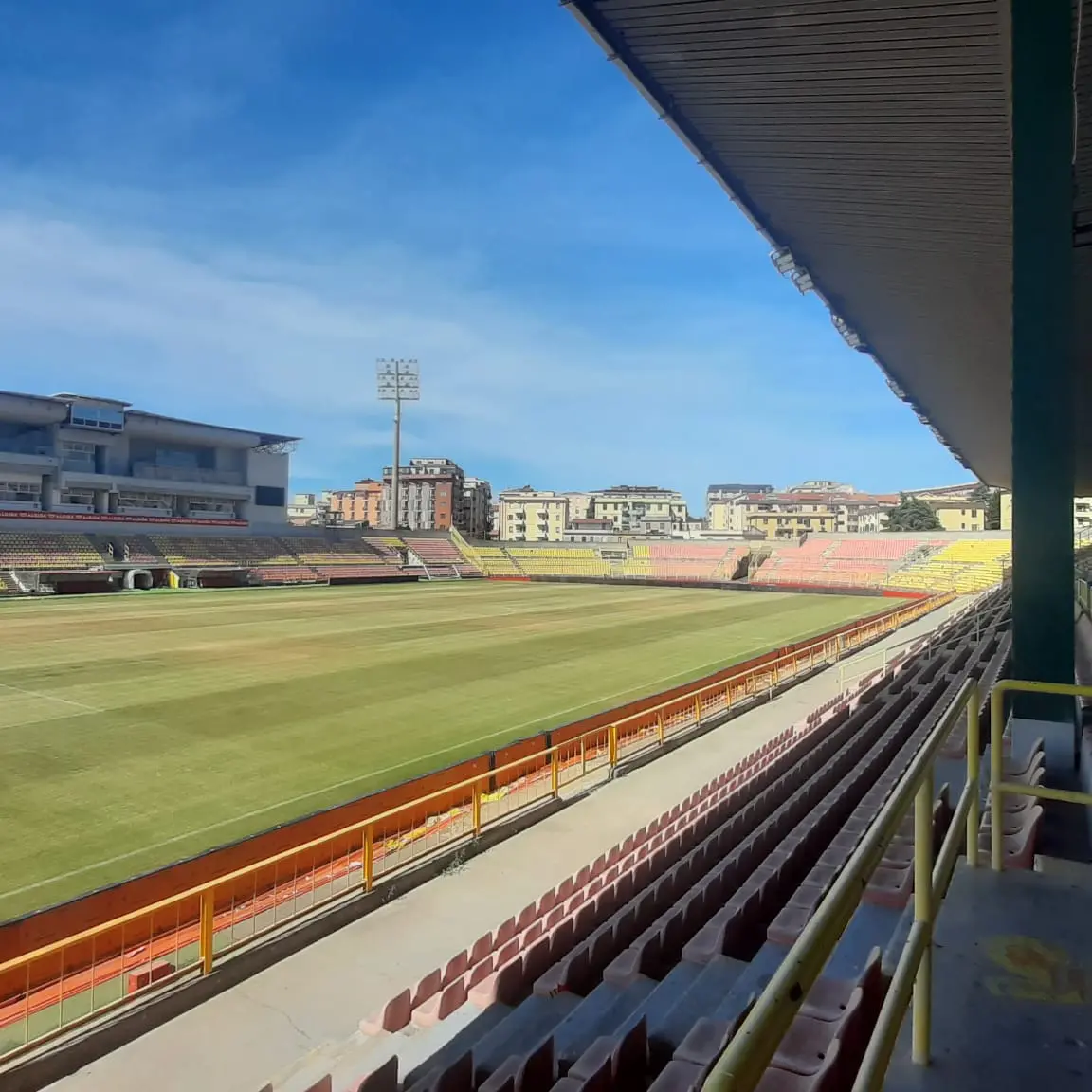 Catanzaro, lo stadio Ceravolo cambia volto: partiti i lavori per la nuova tribuna coperta –\u00A0VIDEO\n